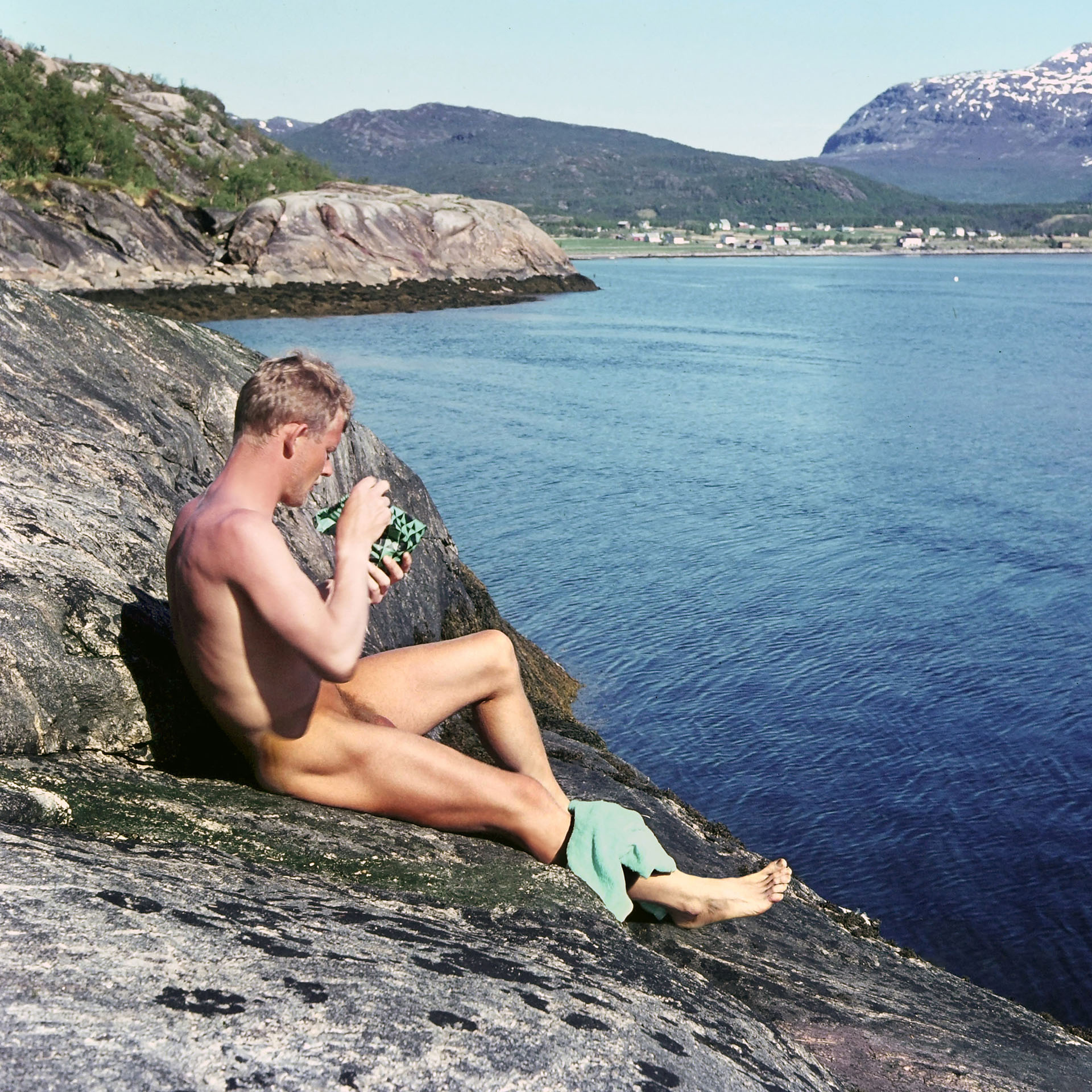 FKK, nackt und frei in der Natur - Nackter Mann bei einer Nordlandfahrt, Skandinavien, Norwegen